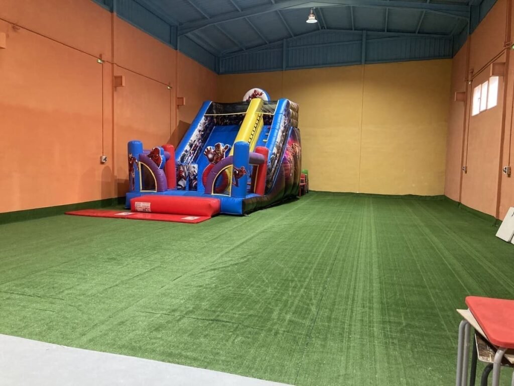 alquiler de local para fiestas con castillo hinchable en Elda