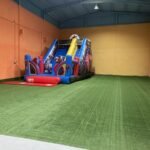 alquiler de local para fiestas con castillo hinchable en Elda