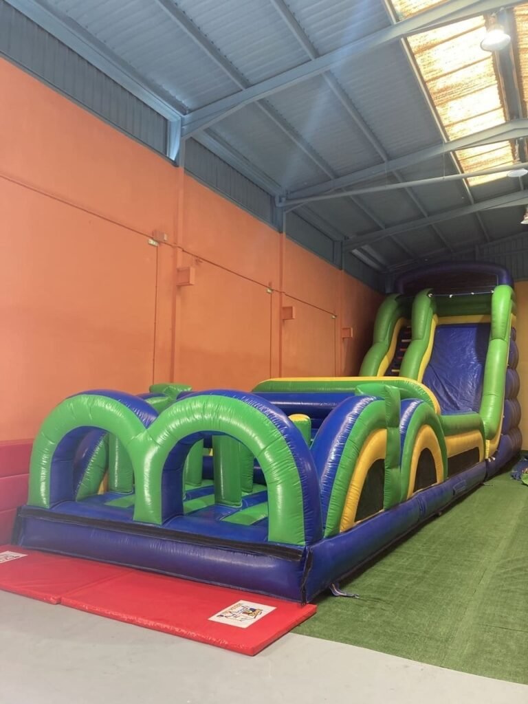 alquiler de local para fiestas con castillo hinchable en Elda